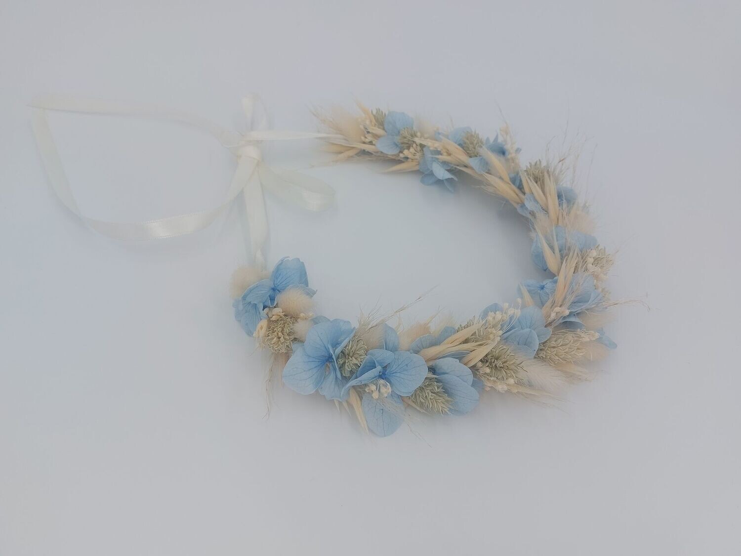 Couronne naturelle et bleu en fleurs séchées - influence naturelle