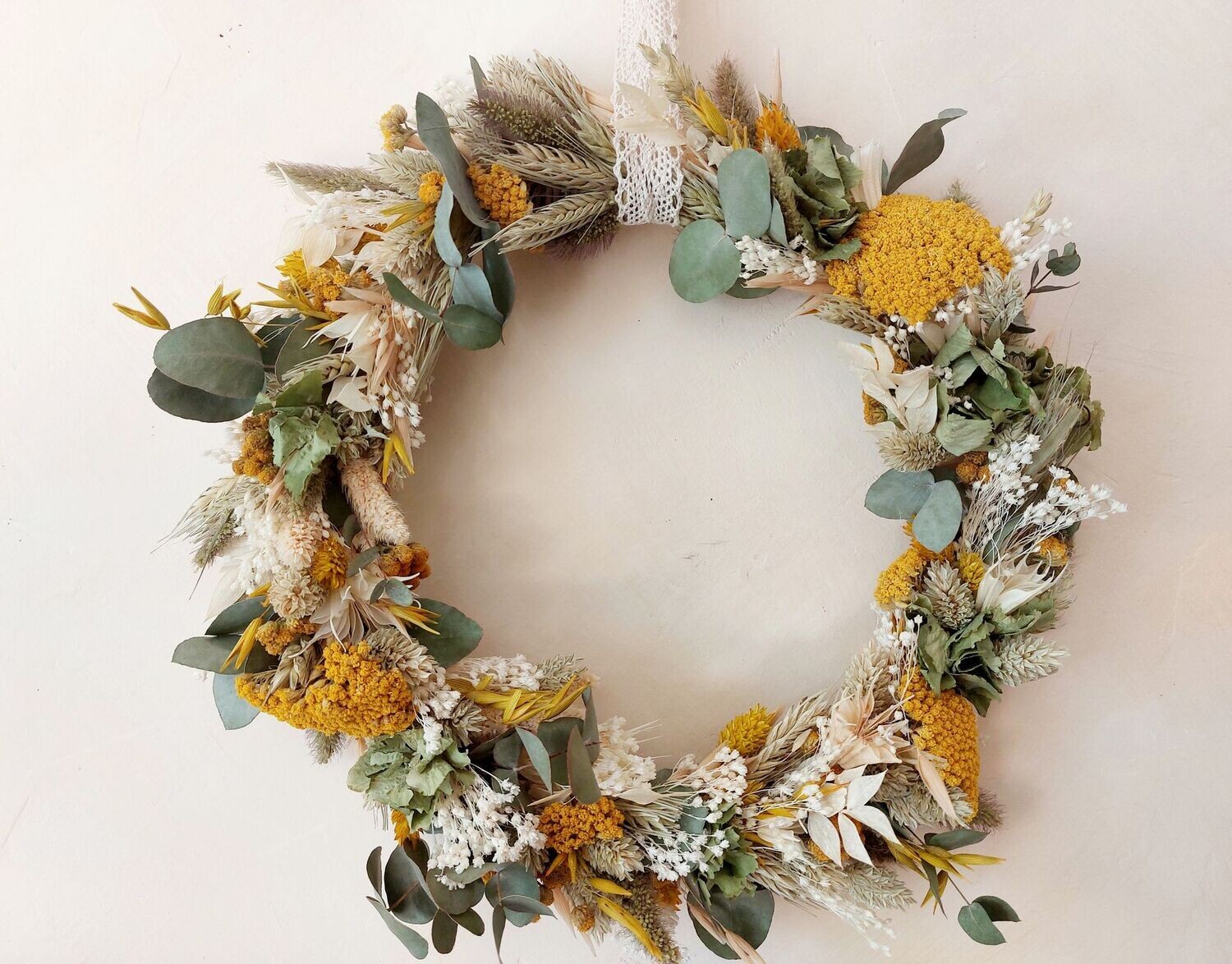 couronne en fleurs sechees- decoration naturelle-influence naturelle fleuriste
