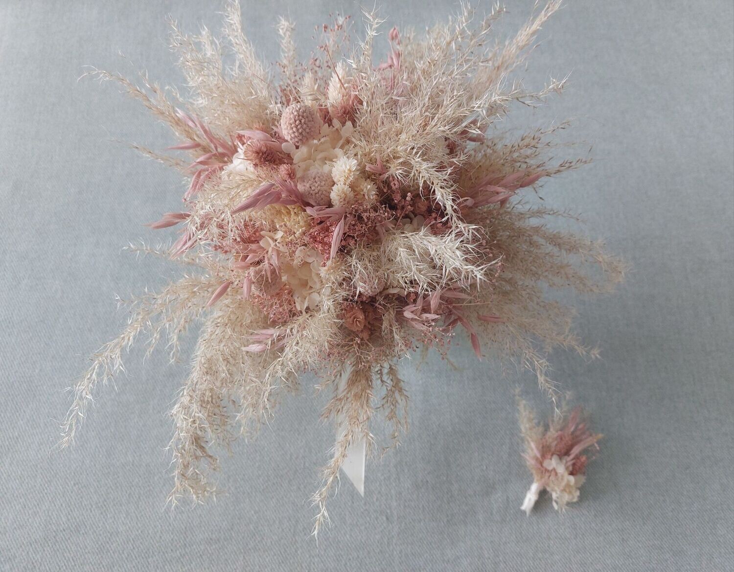 bouquet de mariée bohème, bouquet et boutonnière pour mariage, bouquet vieux rose et crème