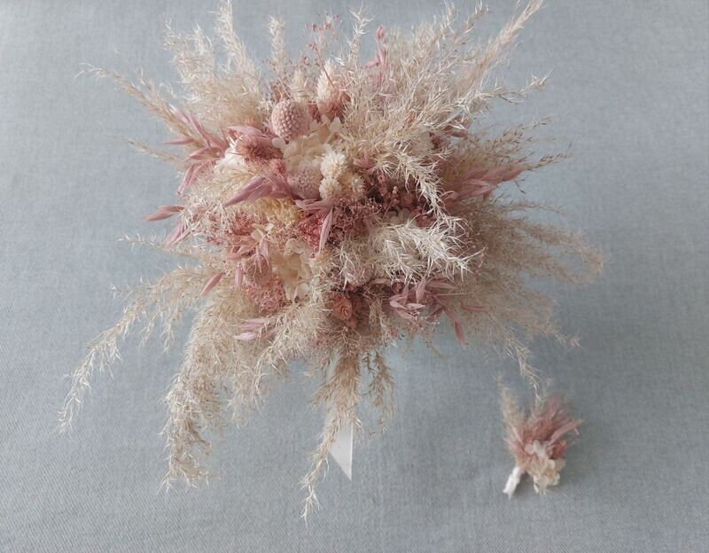 bouquet de mariée bohème, bouquet et boutonnière pour mariage, bouquet vieux rose et crème