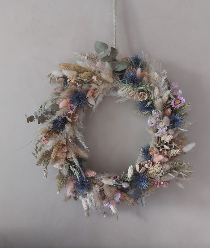 Couronne de fleurs séchées naturelles à accrocher avec des chardons, eucalyptus, pâquerettes