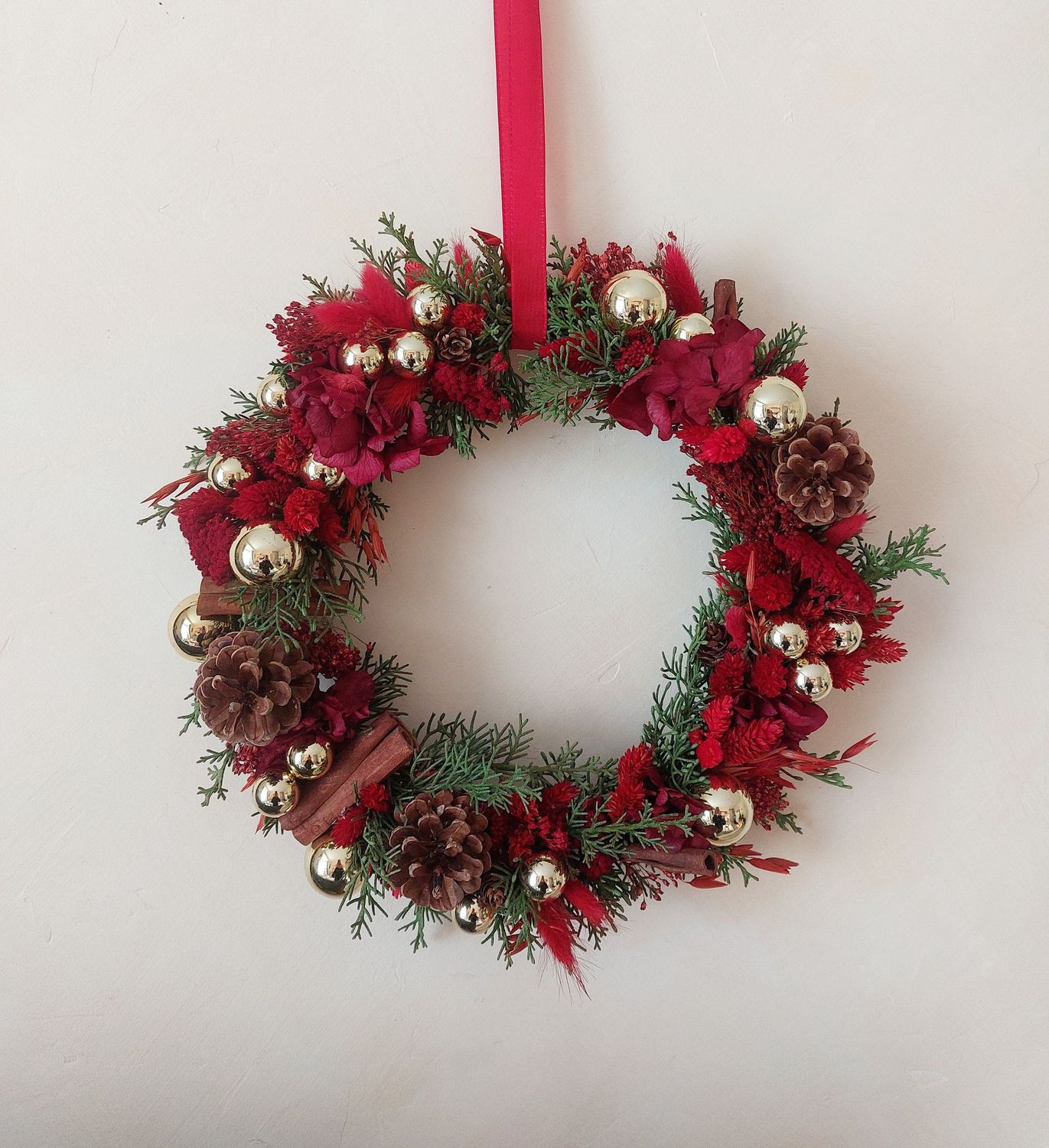 couronne de noel rouge en fleurs séchées à personnaliser