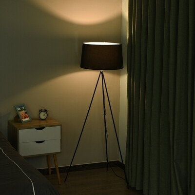 Stehlampe Tripod Standleuchte Stehleuchte Skandinavisch schwarz