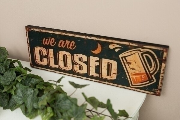 Holzschild &quot;We are closed I&quot;