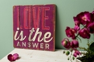 Holzschild &quot;Love is the answer&quot;