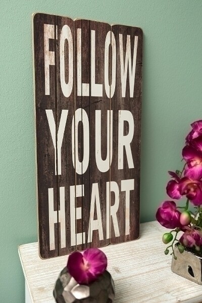 Holzschild &quot;Follow your heart&quot;