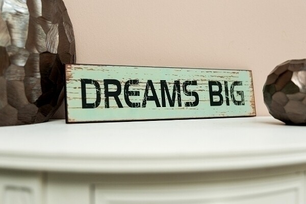 Holzschild "Dreams big"