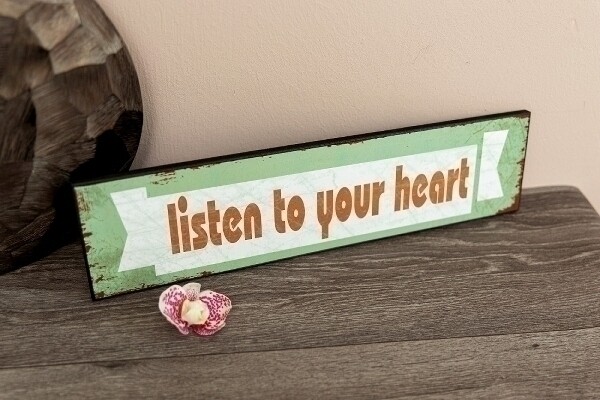 Holzschild "Listen to your heart"