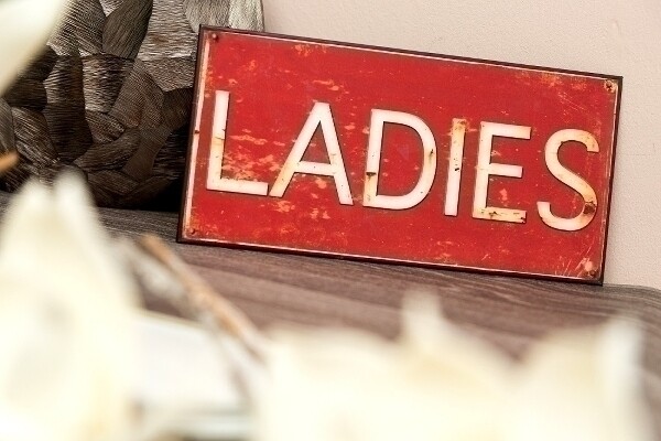 Metallschild &quot;Ladies&quot;