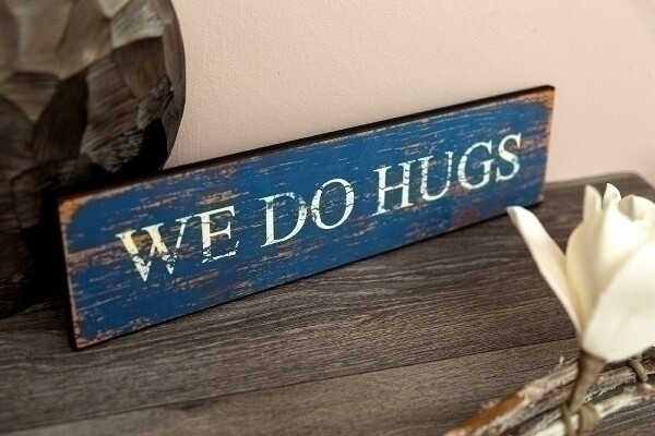 Holzschild &quot;We do hugs&quot;