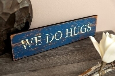 Holzschild &quot;We do hugs&quot;
