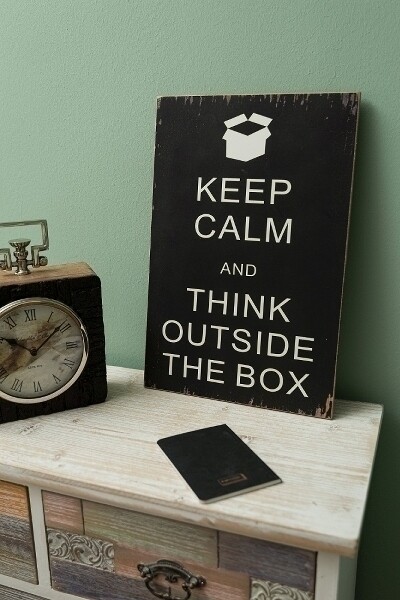 Holzschild &quot;Think outside the box&quot;
