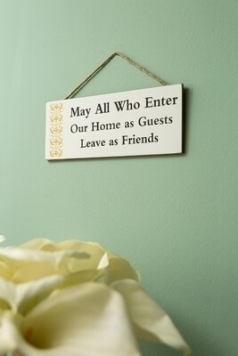 Holzschild &quot;Enter as guest leave as friend&quot;