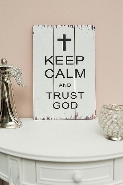 Holzschild "Trust God"