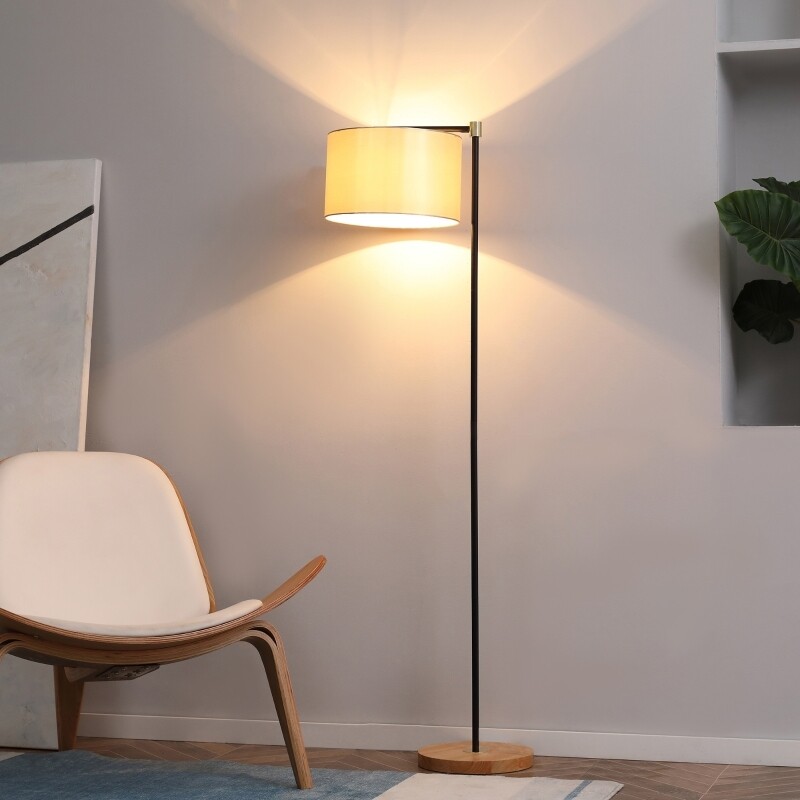 Elegante Stehlampe mit Stoffschirm
