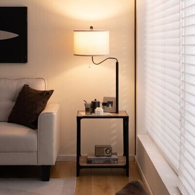 Moderner Beistelltisch mit Tischlampe und USB-Ladestation