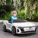 Audi RS e-tron, Kinder-Elektroauto mit Sicherheitsgurt, weiss,