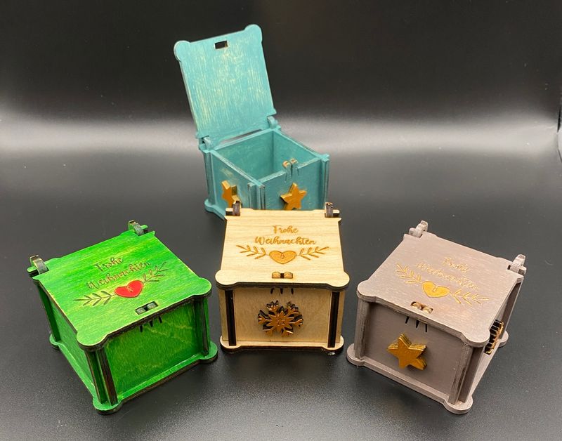 ​Kleine Weihnachts-Geschenk Box aus Holz