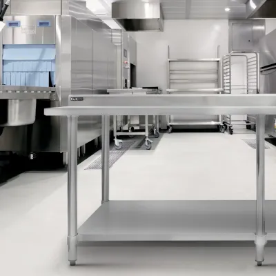 Gastronomie Arbeitstisch aus Edelstahl 210 cm | 250 kg Traglast, Rückwand, verstellbare Ablage/Füsse