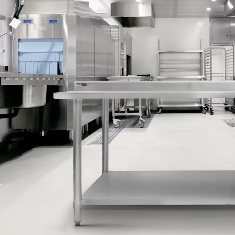 Gastronomie Arbeitstisch aus Edelstahl 120 cm | 250 kg Traglast, Rückwand, verstellbare Ablage/Füsse