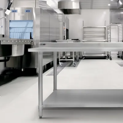 Gastronomie Arbeitstisch aus Edelstahl 120 cm | 250 kg Traglast, Rückwand, verstellbare Ablage/Füsse