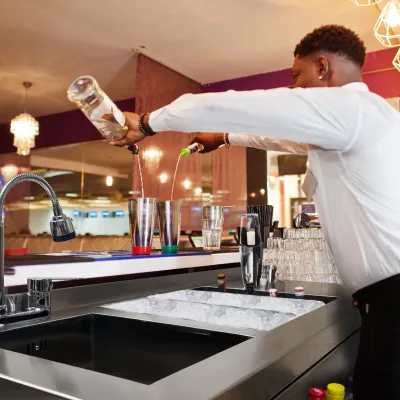 Cocktail Bar Station aus Edelstahl #304 | 67 l Eisbehälter, Spülbecken mit 360° Mischbatterie, inkl. Boston Shaker