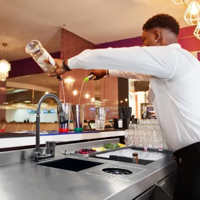 Deluxe Cocktail Bar Station aus Edelstahl #304 | 91 l Eisbehälter, 3‑Stufen Regal, 360° Mischbatterie, inkl. Boston Shaker