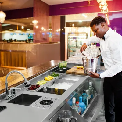 Modulares Cocktailbar‑Eckmodul aus Edelstahl #304 | 2‑Etagen‑Regal, verstellbare Füsse, inkl. Befestigungswinkel