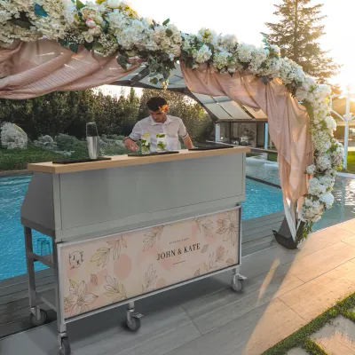 Mobile Cocktailbar‑Station aus Edelstahl #304 | 62 l Eisfach, Spülbecken, 6 Rollen, Speedrail, Holzoptik