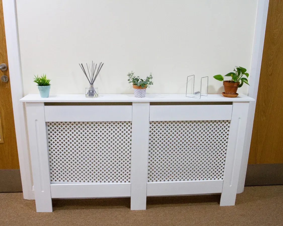 Heizkörperverkleidung Weiss – 1400-1920 mm, MDF &amp; Regalplatz