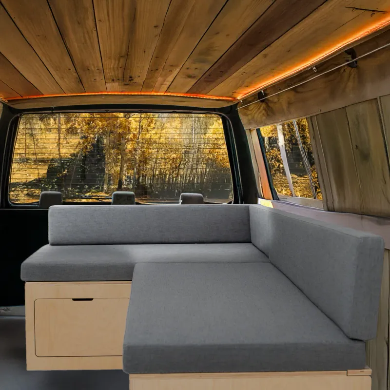 L-förmiges Bett Wohnmobil – Kissen, Bank mit Stauraum, verschiebbares Sofa
