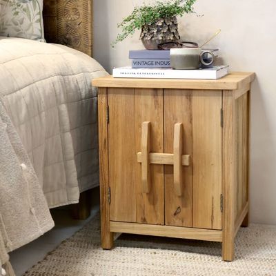 Schrank / Nachttisch mit 2 Türen und Regalen H55/L45/B40 cm | natur