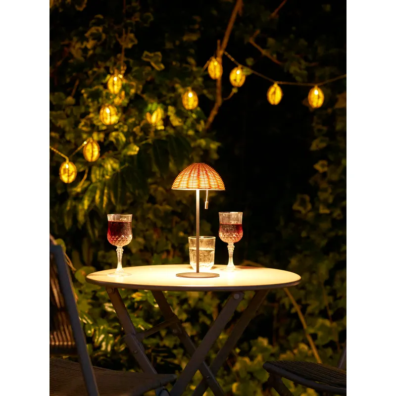 Wiederaufladbare Wigan LED-Tischleuchte in Natur/Schwarz, Ø15x32cm. Ideal für gemütliche Abende im Schweizer Garten