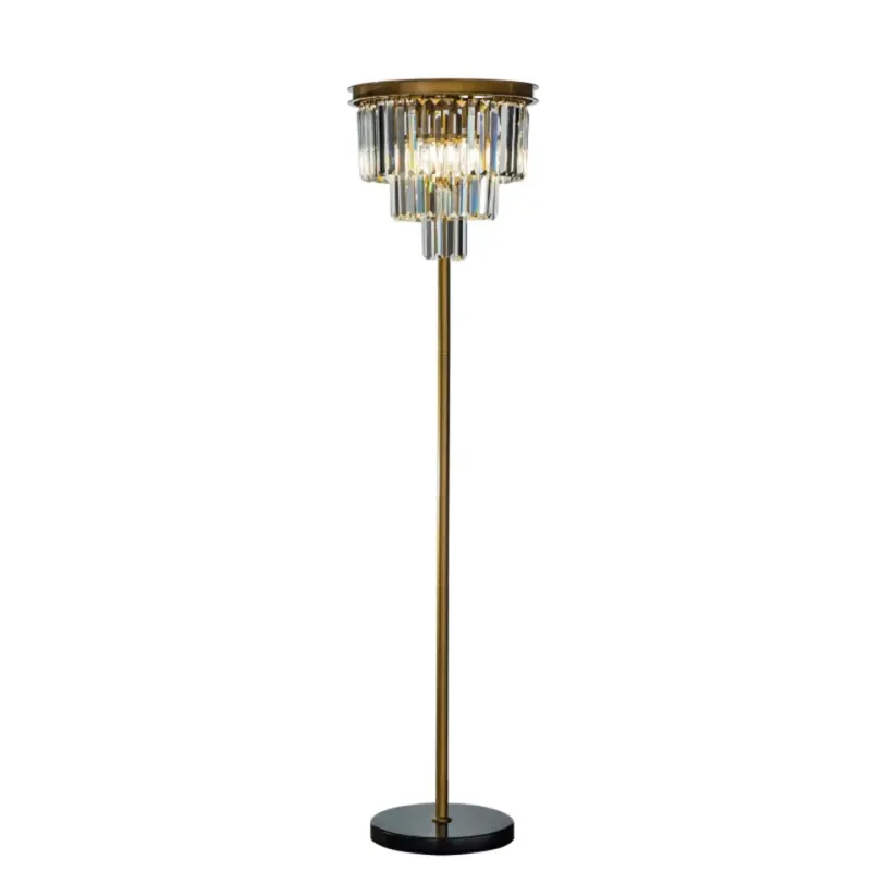 Stehleuchte Hilton Gold Eisen & Glas 158 cm Stehleuchte Hilton in Gold, 158cm. Luxuriöse Kristall-Stehlampe aus Eisen und Glas für Schweizer Wohnräume.
