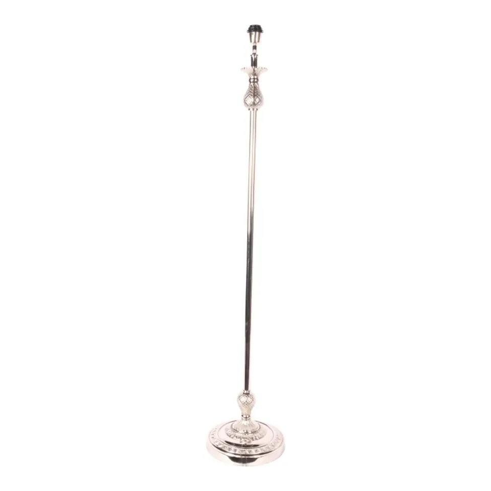 Stehleuchtenfuss Silber Messing Neusilber 145 cm Stehleuchtenfuss in Silber, 145cm. Klassischer Stehlampenfuss aus Messing mit Ornamenten für Schweizer Wohnräume.