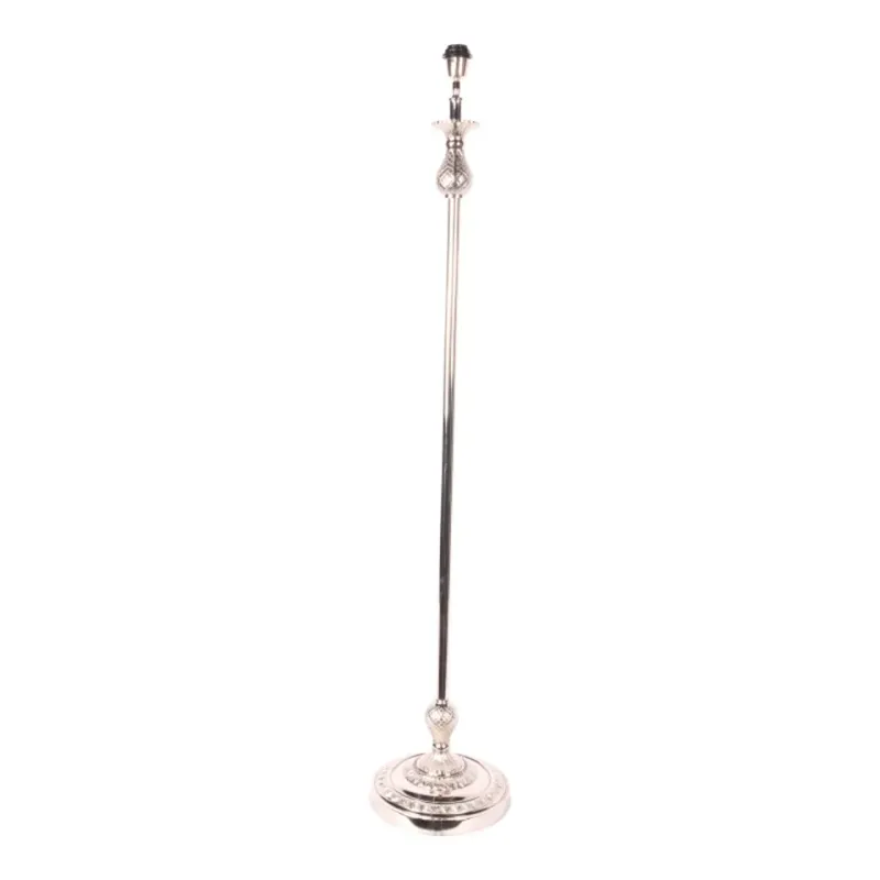 Stehleuchtenfuss Silber Messing Neusilber 145 cm Stehleuchtenfuss in Silber, 145cm. Klassischer Stehlampenfuss aus Messing mit Ornamenten für Schweizer Wohnräume.