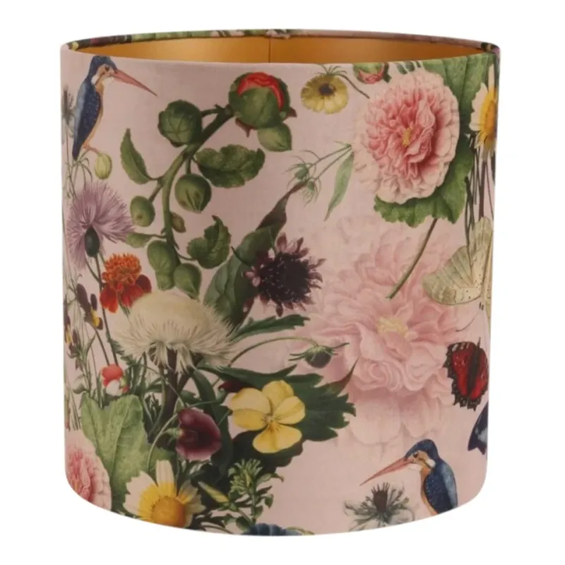 Hoher Bentley Samt-Lampenschirm in Rosa mit buntem Blumenmuster, ø30cm. Romantischer Blickfang im Schweizer Zuhause.