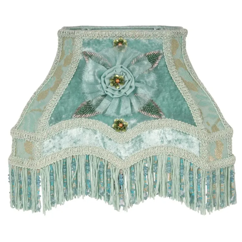 Viktorianischer Lampenschirm Rechteckig Türkis Samt 22x18 cm Türkisblauer viktorianischer Samt-Lampenschirm mit Stoffrose & Perlenfransen, 22x18cm. Barocker Akzent fürs Schweizer Zuhause