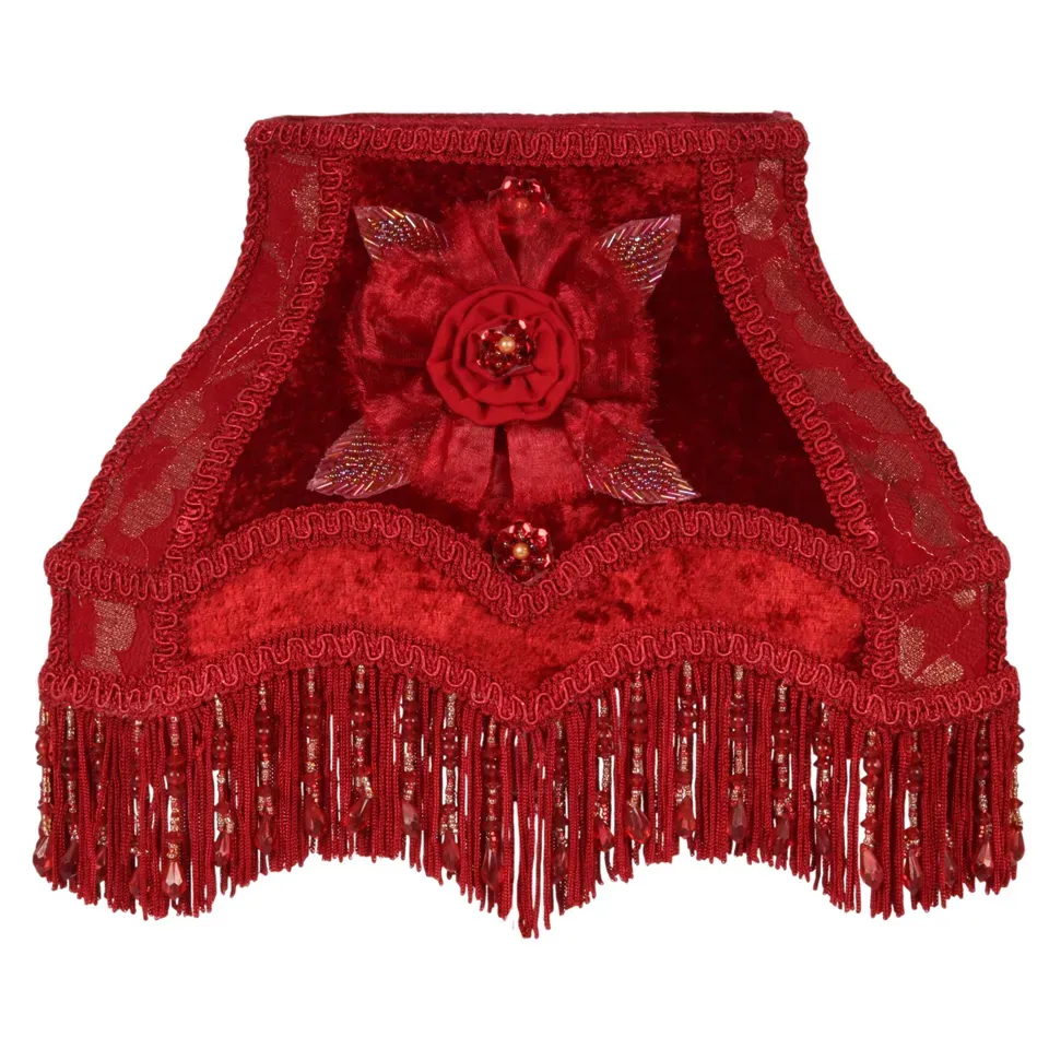 Viktorianischer Lampenschirm Rechteckig Rot Samt 22x18 cm Rot-samtiger viktorianischer Lampenschirm mit Stoffrose & Perlenfransen, 22x18cm. Romantischer Blickfang im Schweizer Zuhause