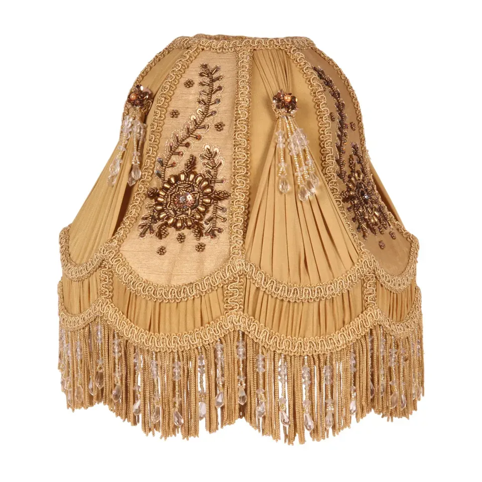 Viktorianischer Kuppellampenschirm Gold Beige Fransen Ø26 cm Goldener viktorianischer Kuppel-Lampenschirm mit Pailletten, Fransen & Perlen, ø26cm. Barocker Akzent fürs Schweizer Zuhause