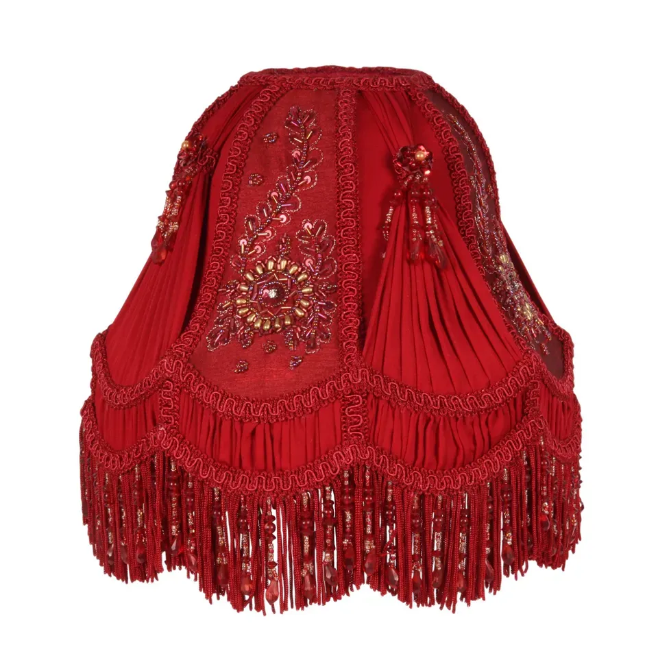 Viktorianischer Kuppellampenschirm Rot Stoff Fransen Ø26 cm Roter viktorianischer Kuppel-Lampenschirm mit Stickerei, Fransen & Perlen, ø26cm. Leidenschaftlicher Barock-Akzent.