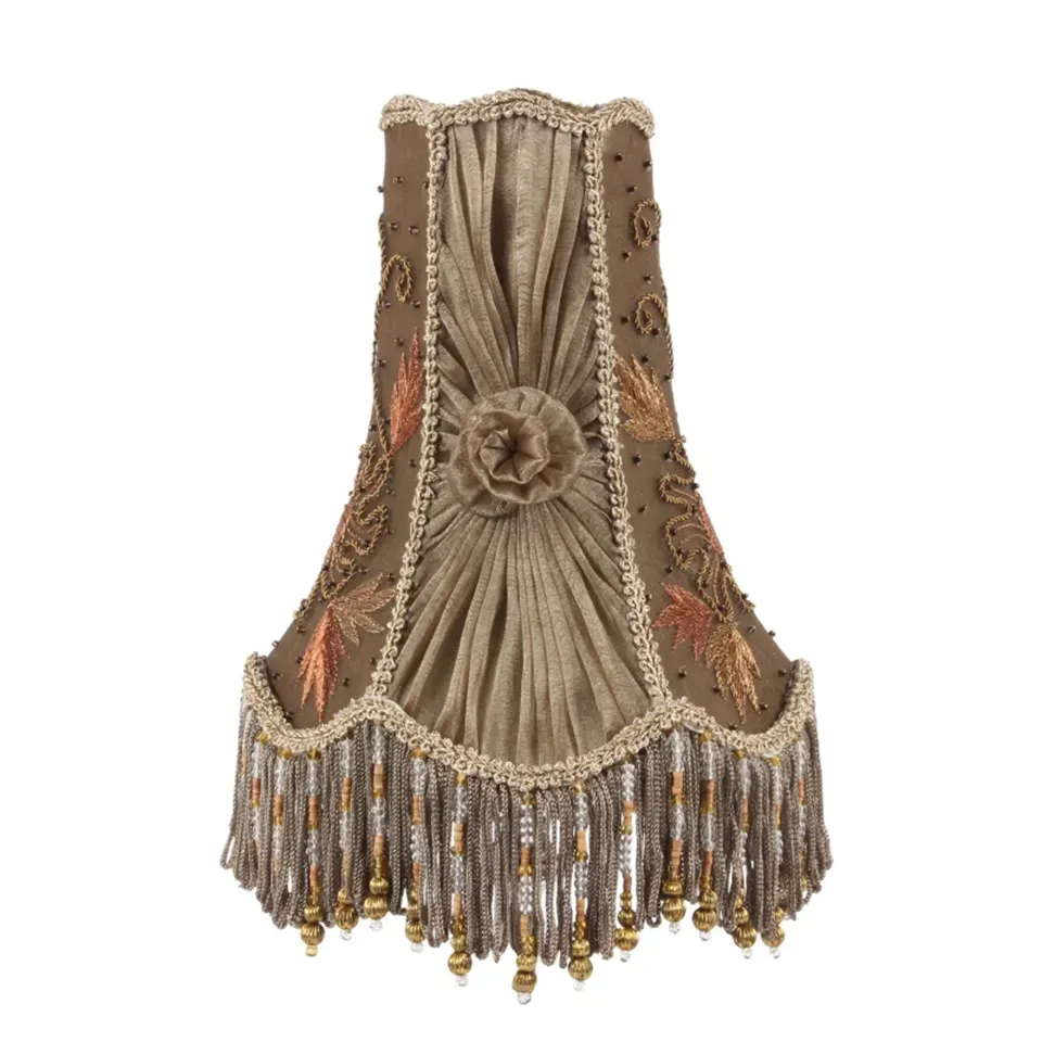 Lampenschirm Barock Braun Samt Perlenfransen Ø18 cm Schlanker Barock-Lampenschirm in Braun mit Stoffrose, Stickerei & Perlenfransen, ø18cm. Edler Blickfang fürs Zuhause