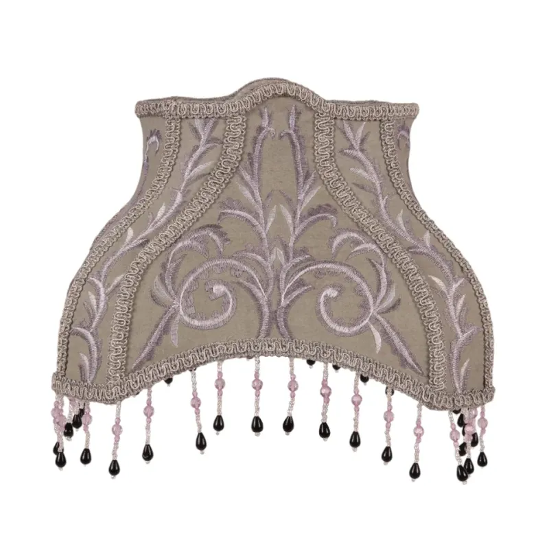 Lampenschirm Victorian Grau Silber Stickerei Fransen 30x30 cm Grauer viktorianischer Lampenschirm mit Silberstickerei & Perlenfransen, 30x30cm. Barock-Glamour fürs Schweizer Zuhause.