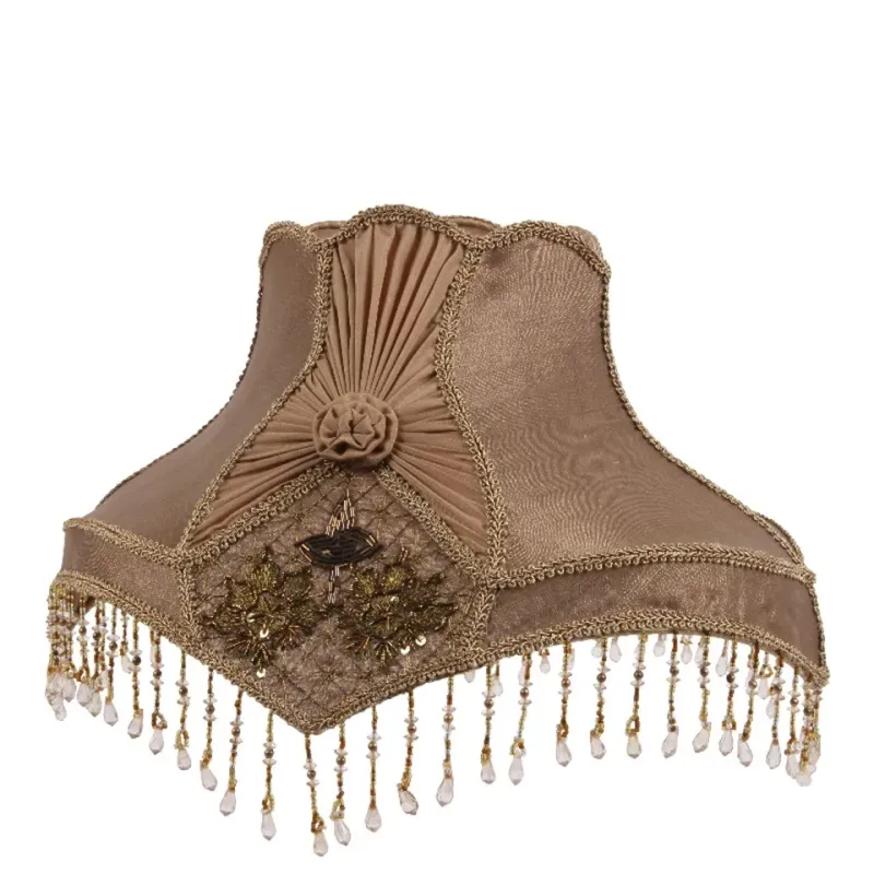 Lampenschirm Victorian Antikbraun Chiffon Fransen 38x33 cm Antikbrauner Chiffon-Lampenschirm Victorian mit Perlenornamenten & Fransen, 38x33cm. Barocker Blickfang im Schweizer Zuhause.