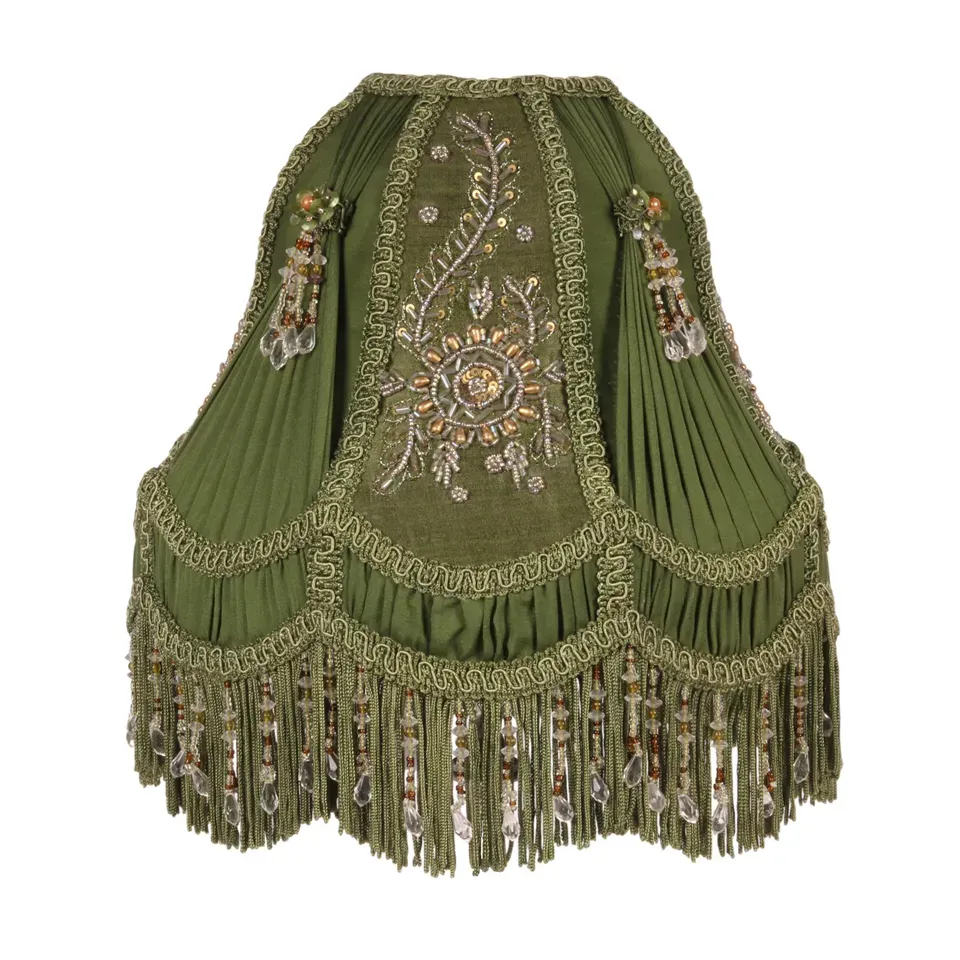 Viktorianischer Kuppellampenschirm Grün Stoff Fransen Ø26 cm Grüner viktorianischer Kuppel-Lampenschirm mit Stickerei, Fransen & Perlen, ø26cm. Barocker Blickfang fürs Schweizer Zuhause