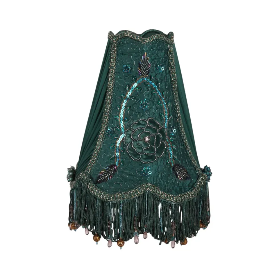 Lampenschirm Victorian Petrol Türkis Chiffon Perlen Ø18 cm Konischer Chiffon-Lampenschirm Victorian in Petrol-Türkis mit Stickerei & Perlen, ø18cm. Barocker Akzent fürs Zuhause.