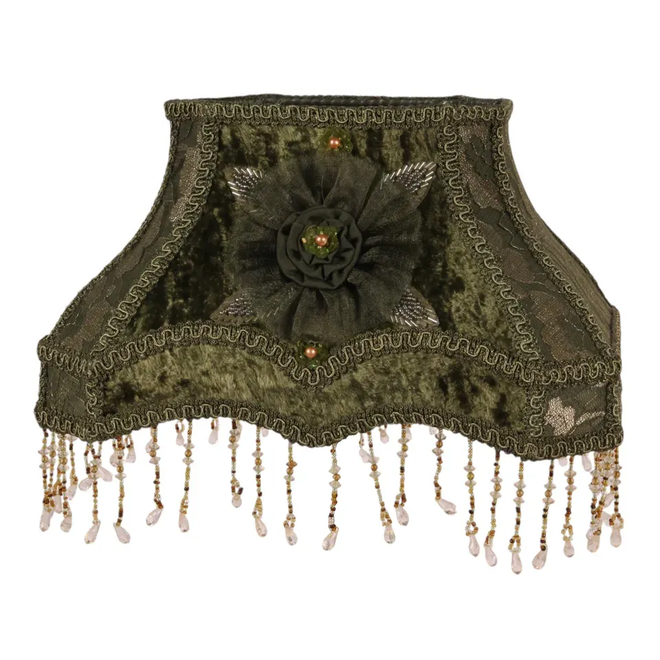 Lampenschirm Victorian Rechteckig Grün Samt Fransen 31x24 cm Grüner rechteckiger Samt-Lampenschirm Victorian mit Stoffrose & Perlenfransen, 31x24cm. Barocker Akzent fürs Zuhause.