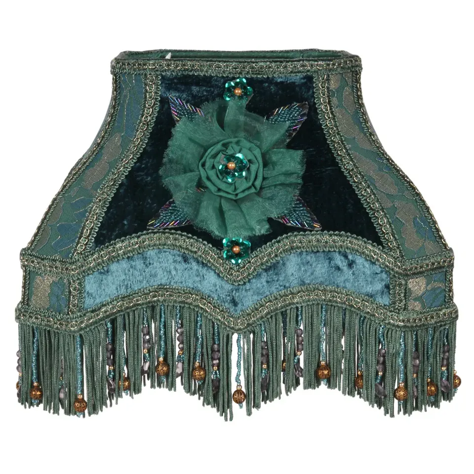 Viktorianischer Lampenschirm Rechteckig Pfauenblau Samt 22x18 cm Pfauenblauer viktorianischer Samt-Lampenschirm mit Stoffrose & Perlenfransen, 22x18cm. Barock-Akzent fürs Schweizer Zuhause.