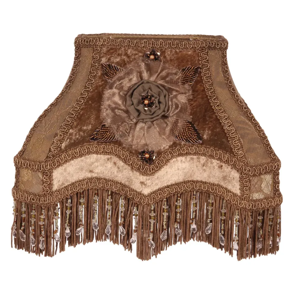 Viktorianischer Lampenschirm Rechteckig Braun Samt 22x18 cm Braun-bronzer viktorianischer Samt-Lampenschirm mit Stoffrose & Perlenfransen, 22x18cm. Barock-Akzent fürs Schweizer Zuhause.