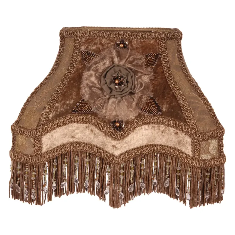 Viktorianischer Lampenschirm Rechteckig Braun Samt 22x18 cm Braun-bronzer viktorianischer Samt-Lampenschirm mit Stoffrose & Perlenfransen, 22x18cm. Barock-Akzent fürs Schweizer Zuhause.